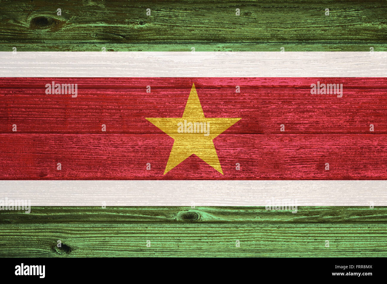 Suriname Drapeau peint sur la planche en bois ancien contexte Banque D'Images