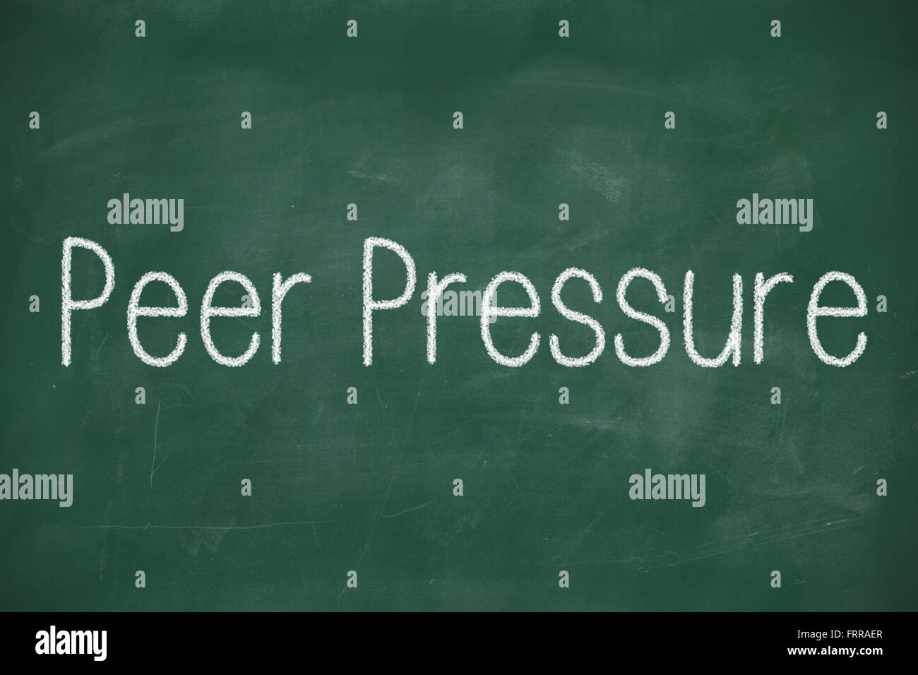 Chalk board vert avec le blanc de la pression des pairs mots écrit dessus. Banque D'Images