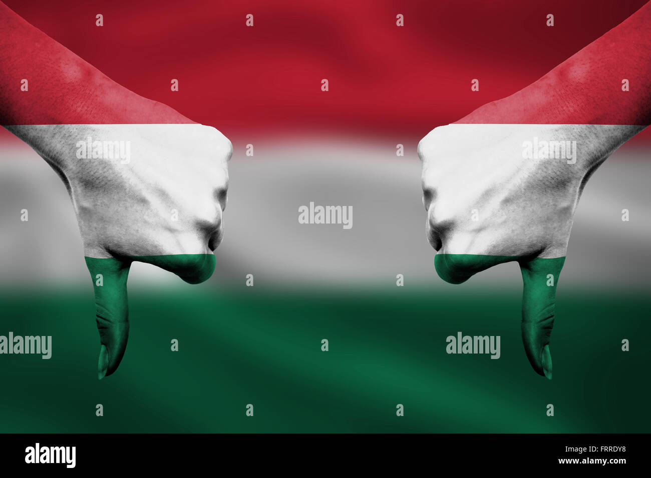 L'échec de la Hongrie - hands gesturing Thumbs down en face d'un drapeau Banque D'Images