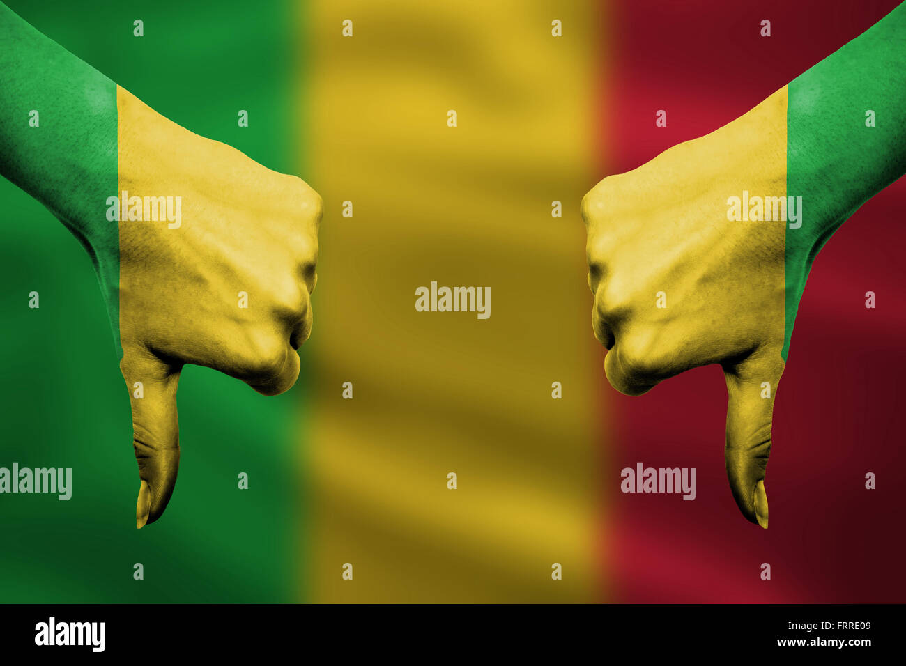 L'échec du Mali - hands gesturing Thumbs down en face d'un drapeau Banque D'Images