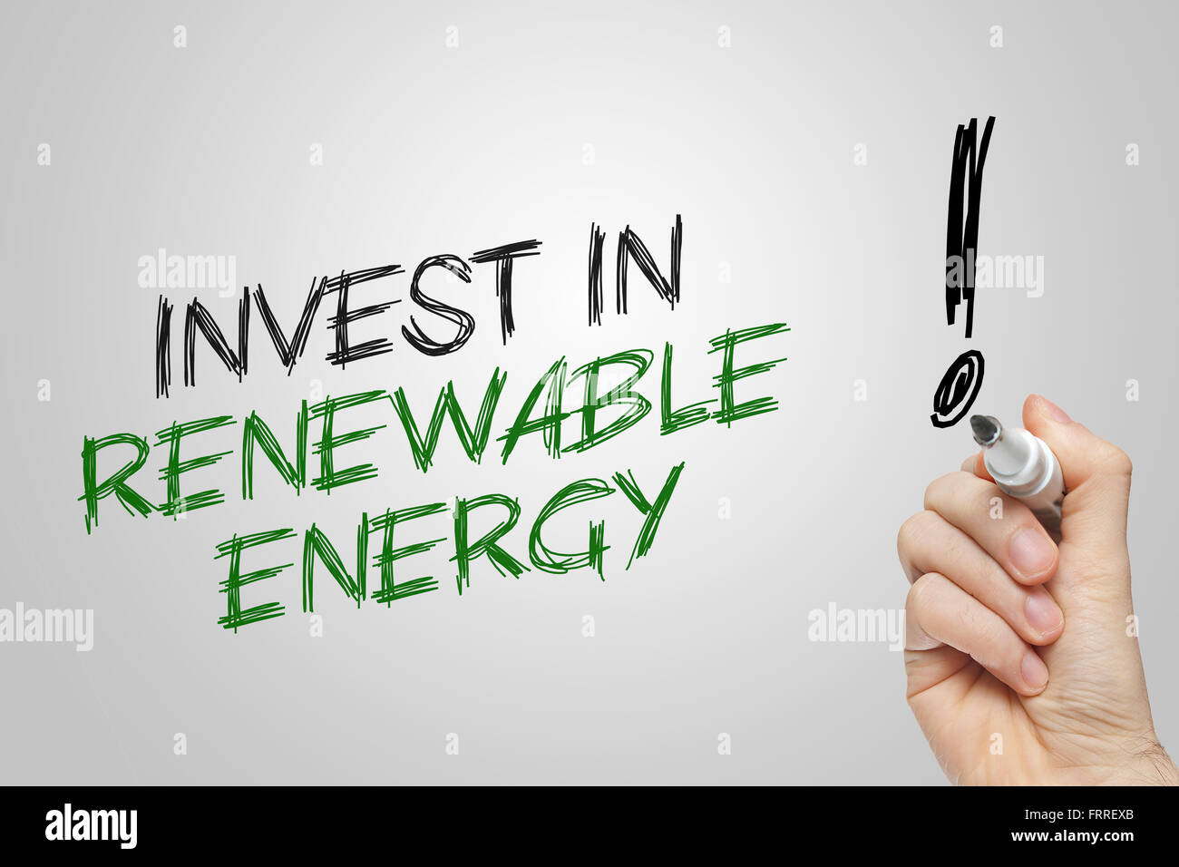 La main l'investissement dans les énergies renouvelables sur fond gris Banque D'Images