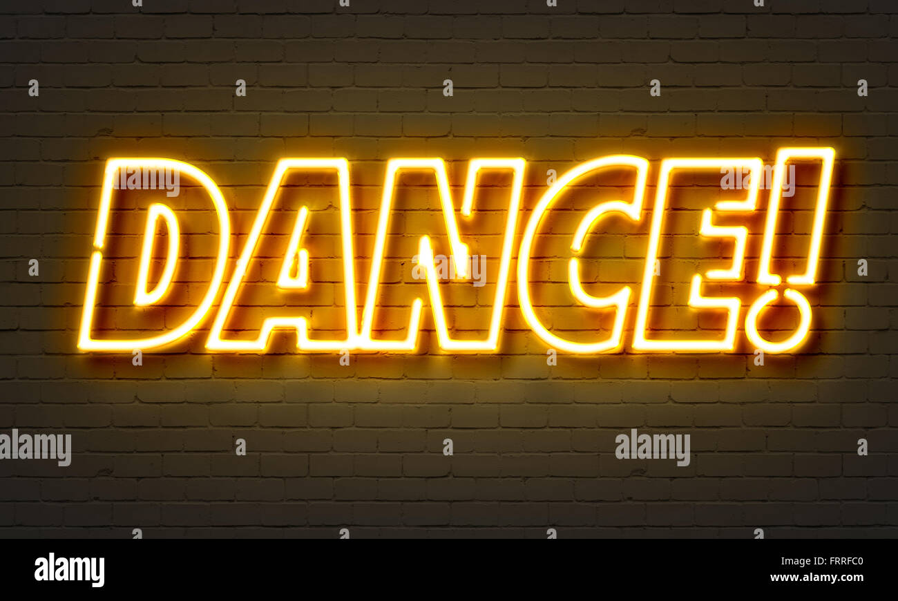 Enseigne au néon de danse sur fond de mur de briques Banque D'Images