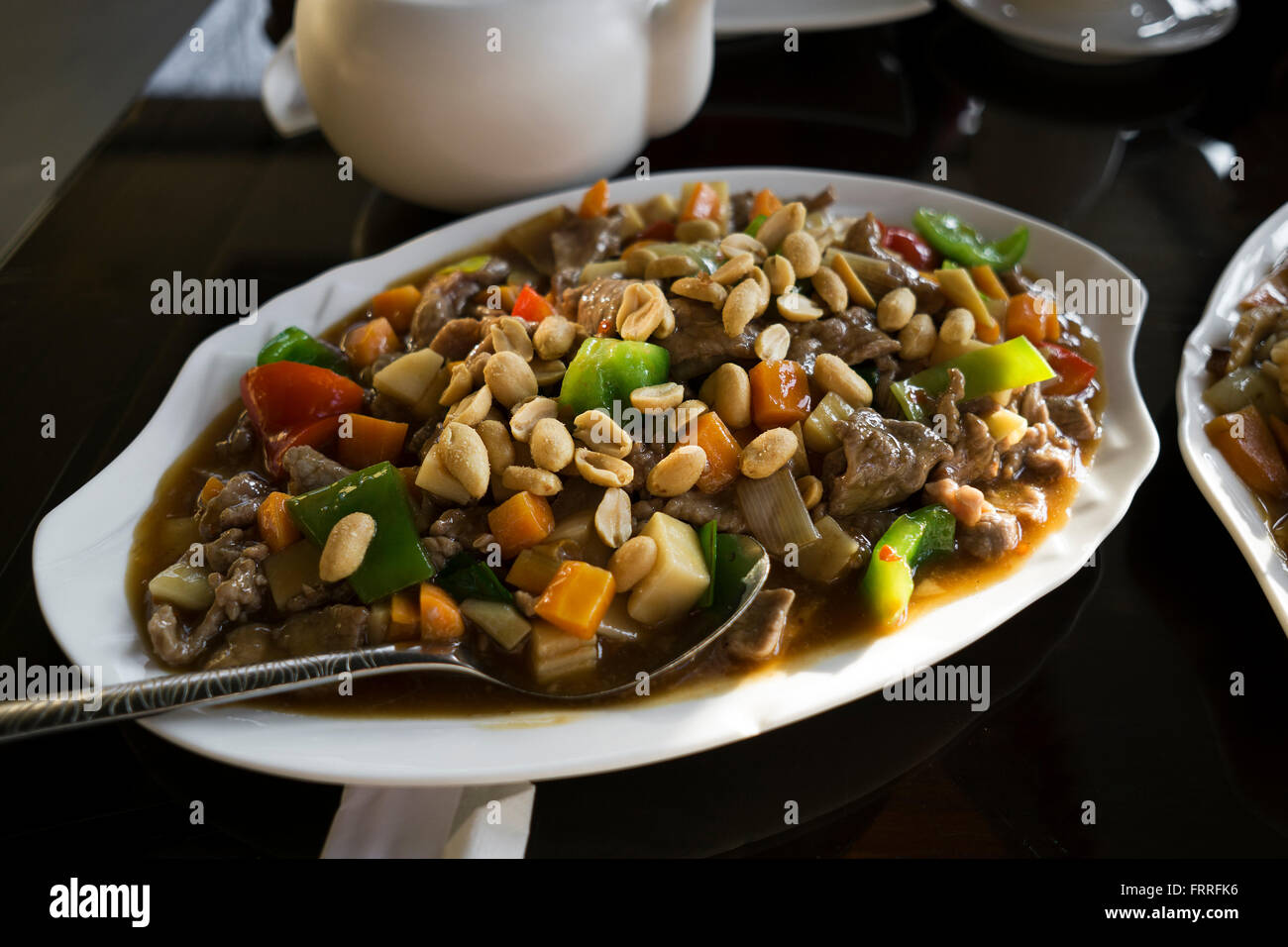 La cuisine chinoise - boeuf sauté aux légumes et aux noix. Banque D'Images