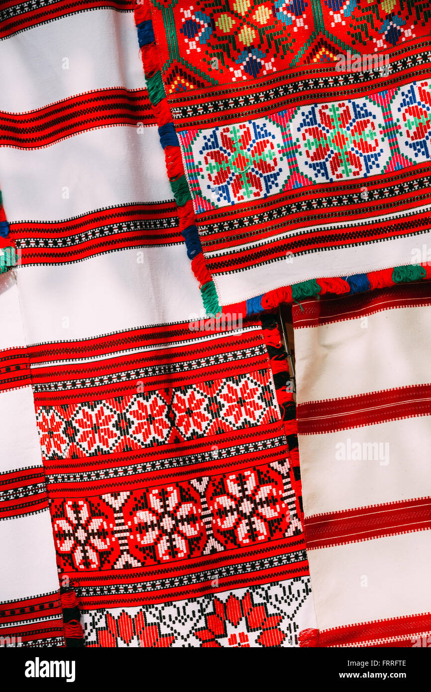 Minorités ethniques nationales biélorusses gens ornement sur les vêtements. Motif de broderie traditionnelle slave ornement. La culture du Bélarus Banque D'Images
