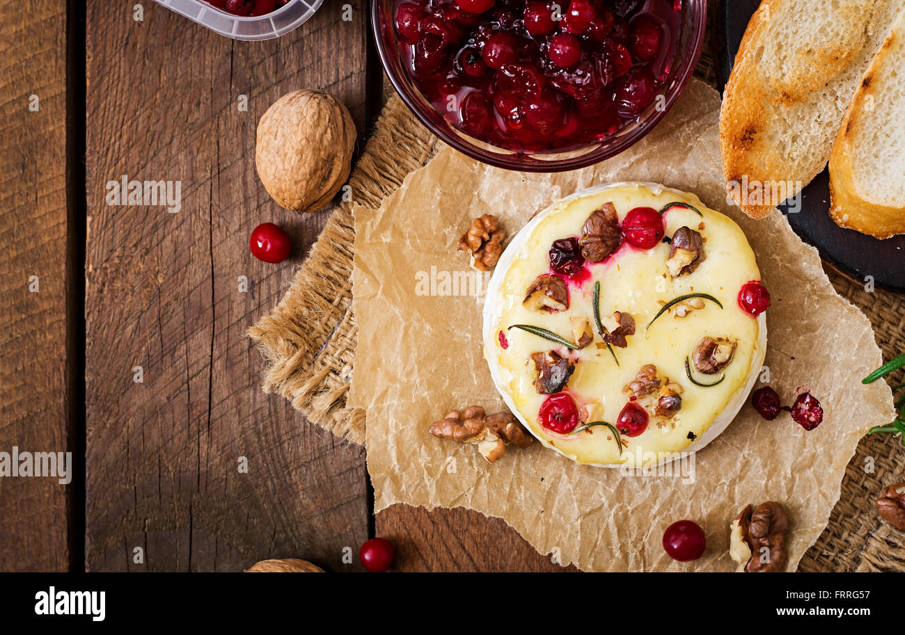 Fromage Camembert au four avec les canneberges et les noix. Vue d'en haut Banque D'Images