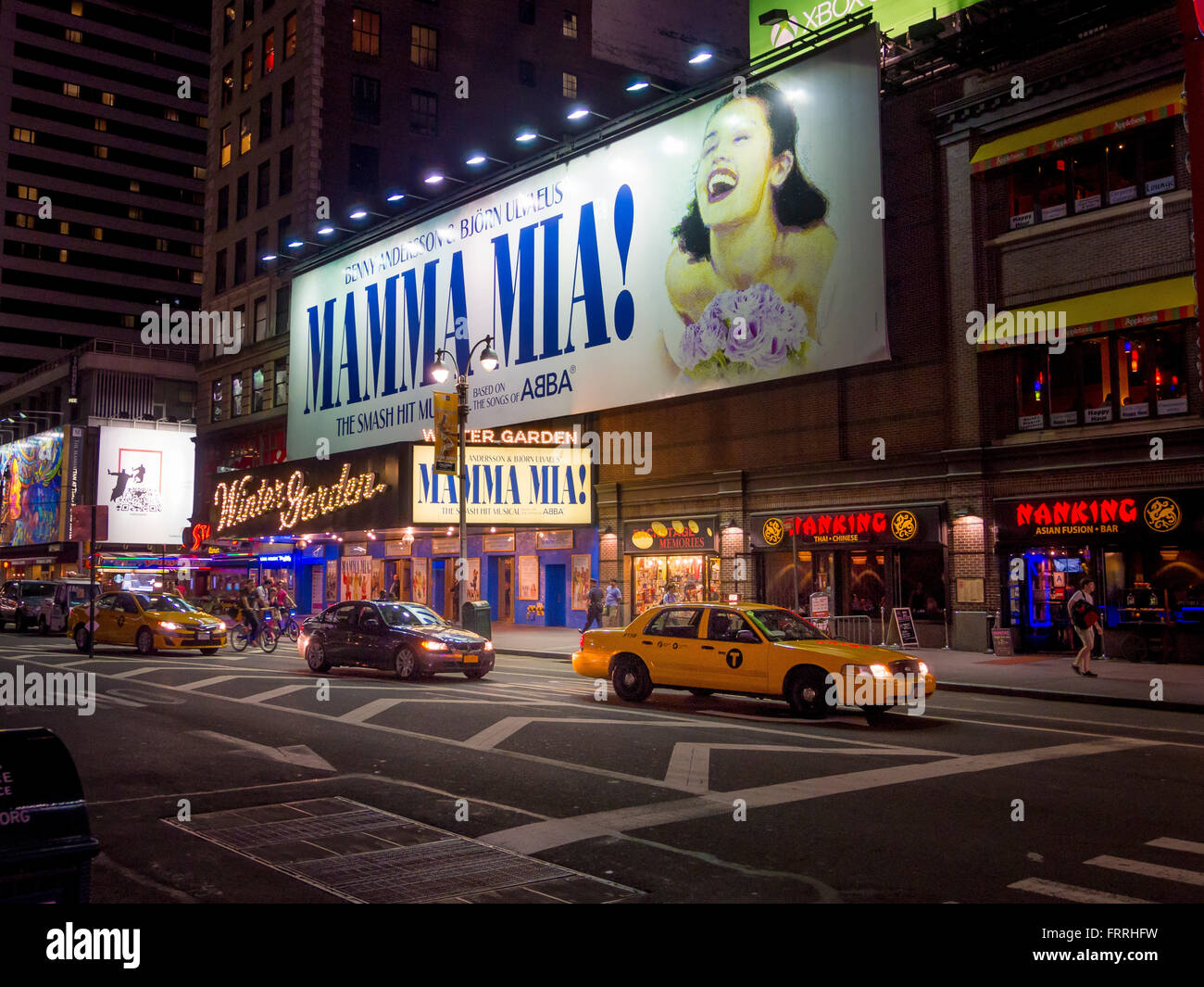 Broadway, New York, USA - Mamma Mia enseigne lumineuse et taxi la nuit. Banque D'Images