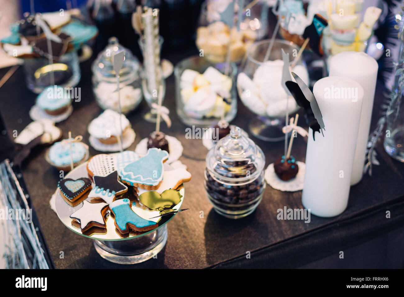 Dessert Sweet Cookies en forme d'étoile, de cœur et d'un soufflet en Candy Bar sur table. Délicieux buffet sucré. Banque D'Images