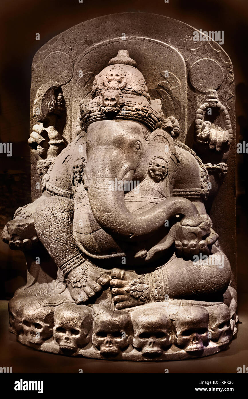 Dieu indien Ganesha éléphant assis sur un lotus, avec quatre bras 13e siècle Indonésie - Java Singosari hindou bouddhiste (Singosari Singhasari) royaume javanais (1222-1292 ) Java Indonésie Indonesian ( Ganesha est le fils de Shiva, un dieu très populaire dans l'Hindouisme ) Banque D'Images