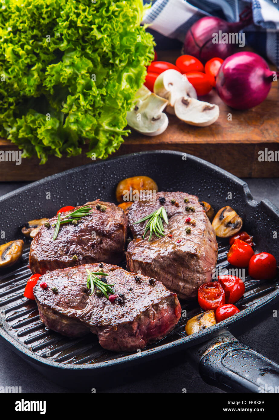 Les steaks. Grill Steak de boeuf. Certaines parties du boeuf de surlonge de bœuf épais juteux Les steaks. Grill Steak de boeuf. Certaines parties du boeuf de surlonge de bœuf épais juteux