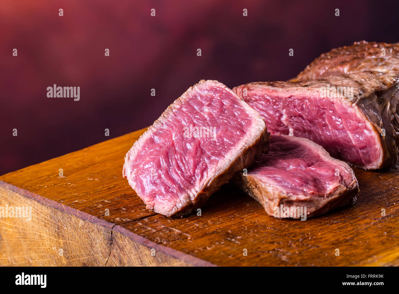 Les steaks. Grill Steak de boeuf. Certaines parties du boeuf de surlonge de bœuf épais juteux sur grill pan en téflon ou en granit. Banque D'Images