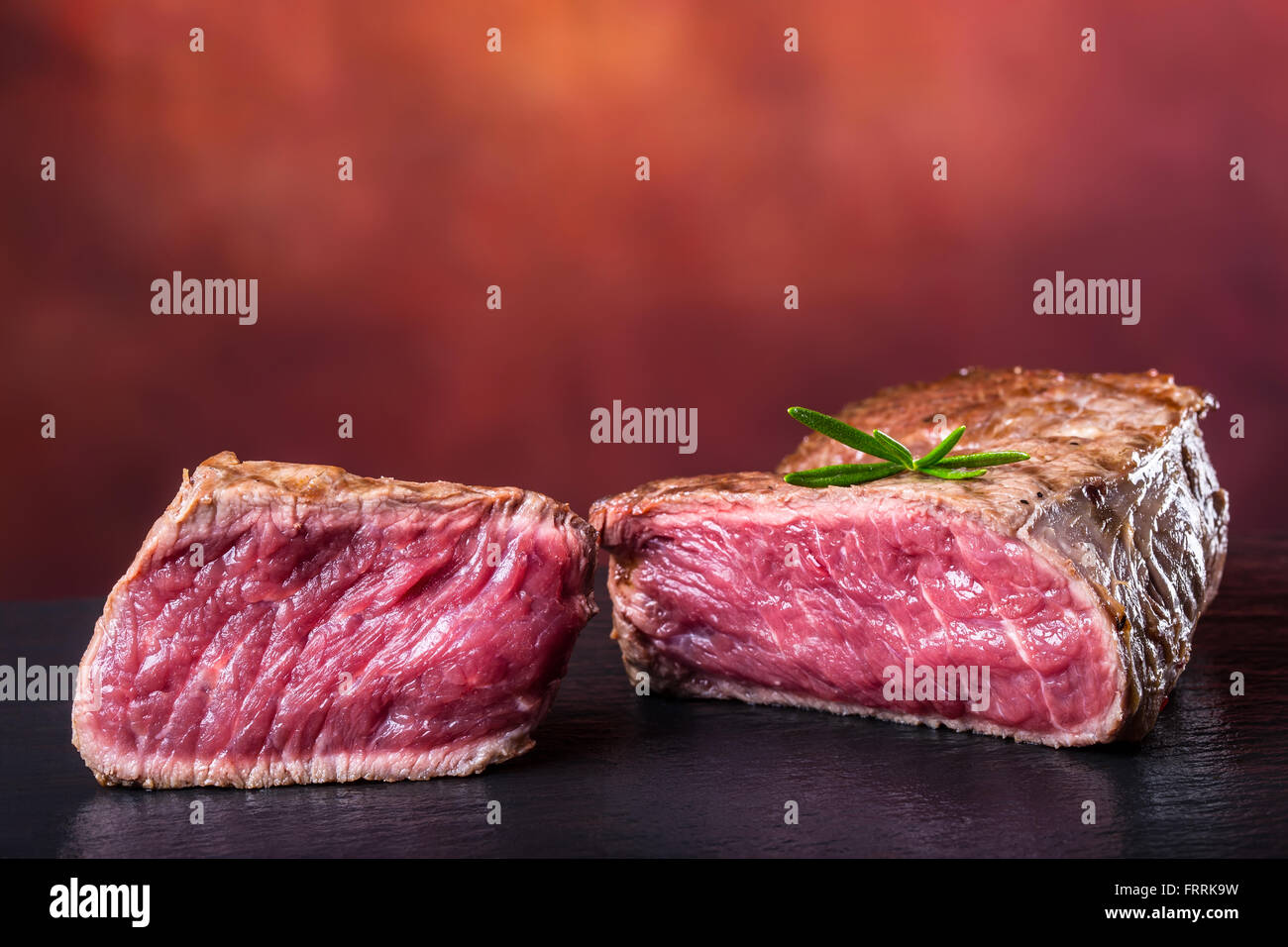 Les steaks. Grill Steak de boeuf. Certaines parties du boeuf de surlonge de bœuf épais juteux sur grill pan en téflon ou en granit. Banque D'Images
