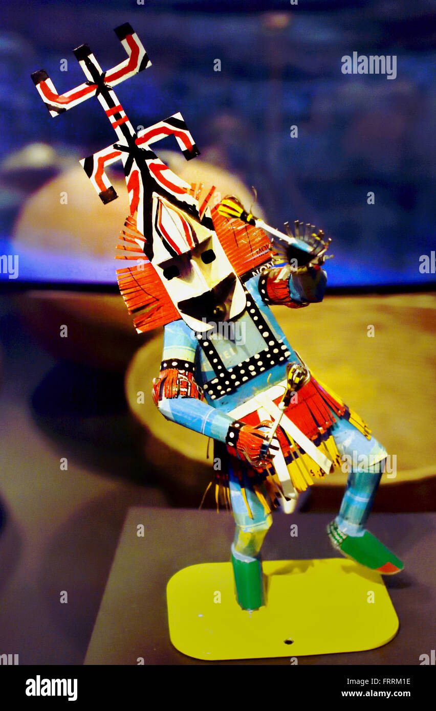 Danse des masques dogons morts touristiques et de festivité dolls ( La Dama ) Les Dogon sont un groupe ethnique vivant dans la région du plateau central du pays du Mali, en Afrique de l'Ouest, au sud du Niger bend, près de la ville de Bandiagara, dans la région de Mopti. Banque D'Images