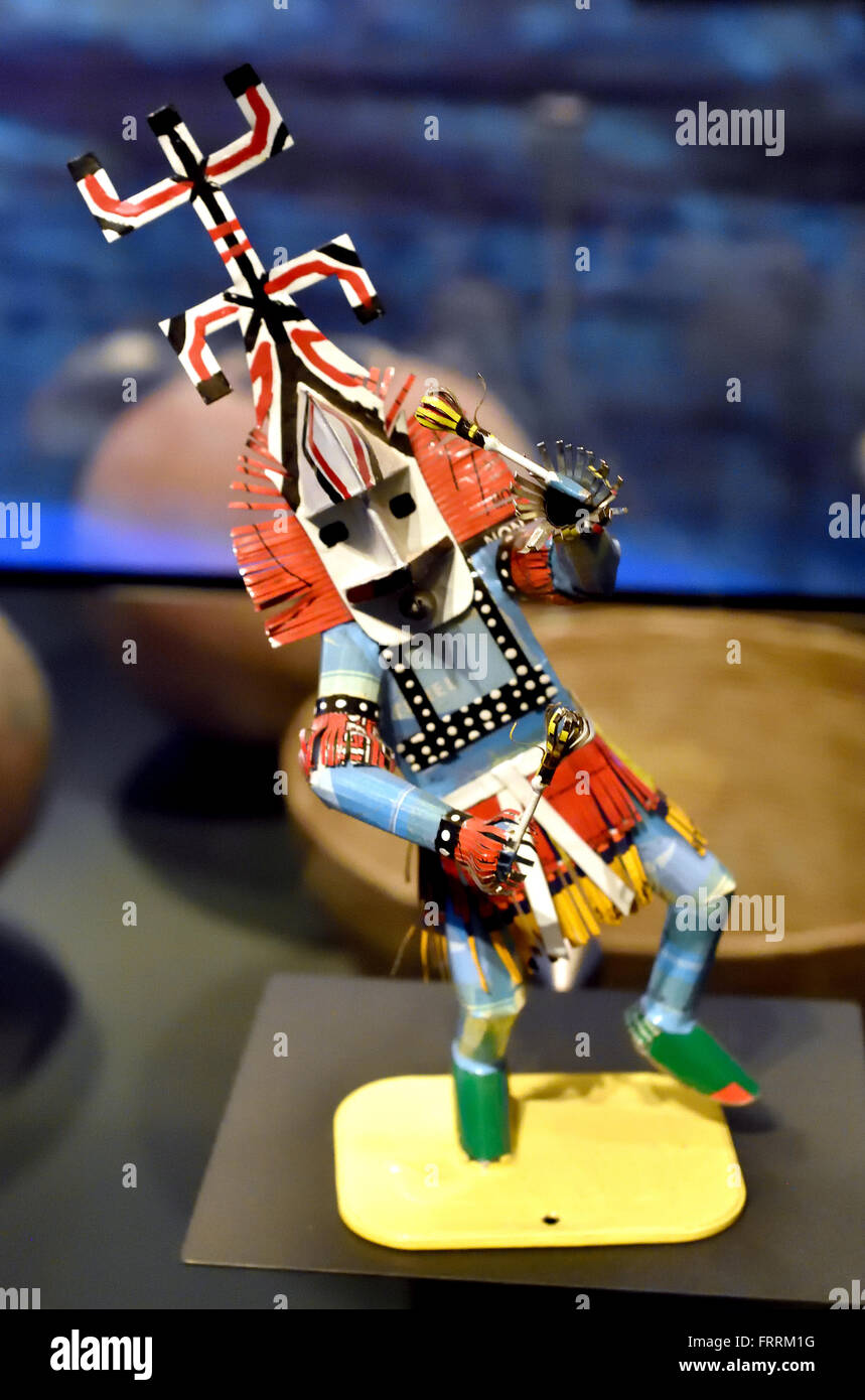 Danse des masques dogons morts touristiques et de festivité dolls ( La Dama ) Les Dogon sont un groupe ethnique vivant dans la région du plateau central du pays du Mali, en Afrique de l'Ouest, au sud du Niger bend, près de la ville de Bandiagara, dans la région de Mopti. Banque D'Images