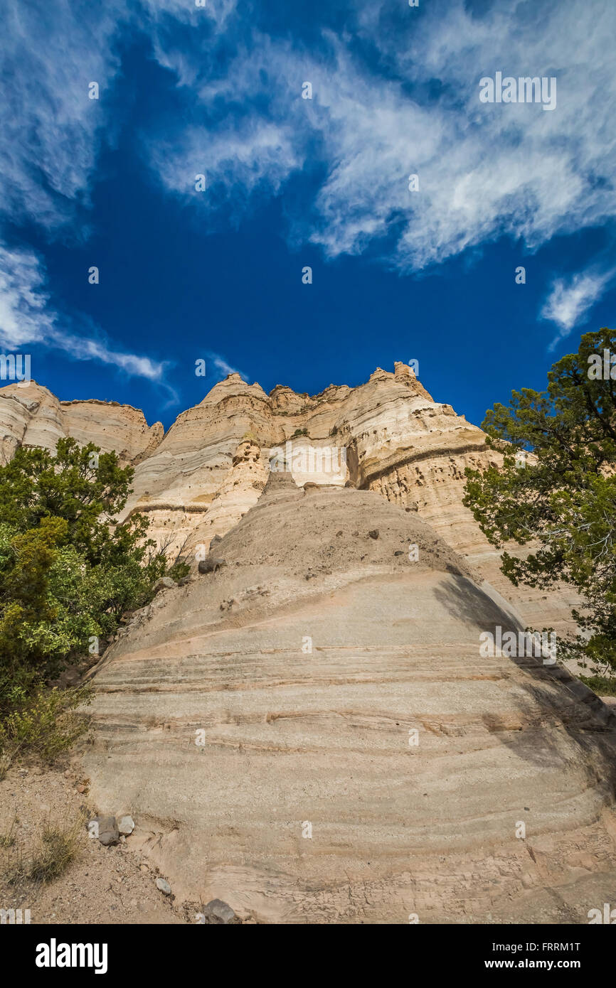 Les cheminées et les falaises le long du sentier en boucle grotte à Kasha-Katuwe Tent Rocks National Monument à New Mexico, USA Banque D'Images