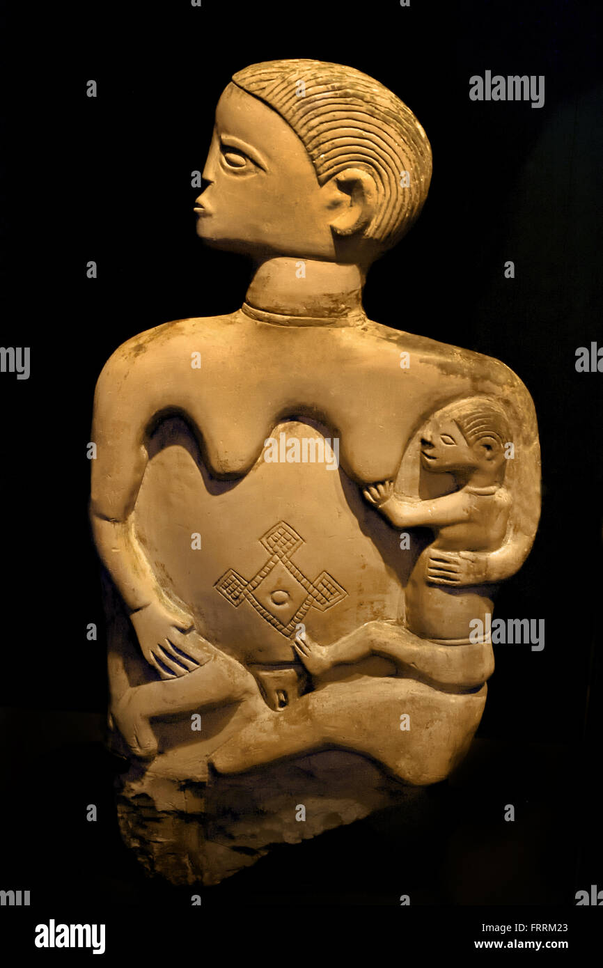 Télévision tombe sous la forme d'une femme avec enfant aplatie ( baby ) avant 1882 Sorongo, province du Zaïre (ANG) Angola Afrique Afrique Banque D'Images