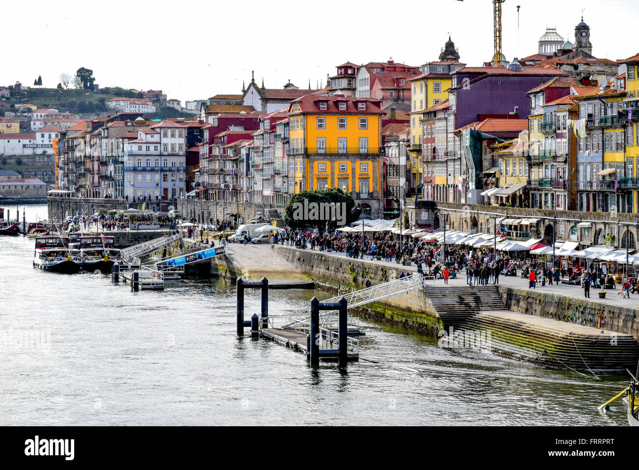 La ville de Porto par le fleuve Douro Banque D'Images