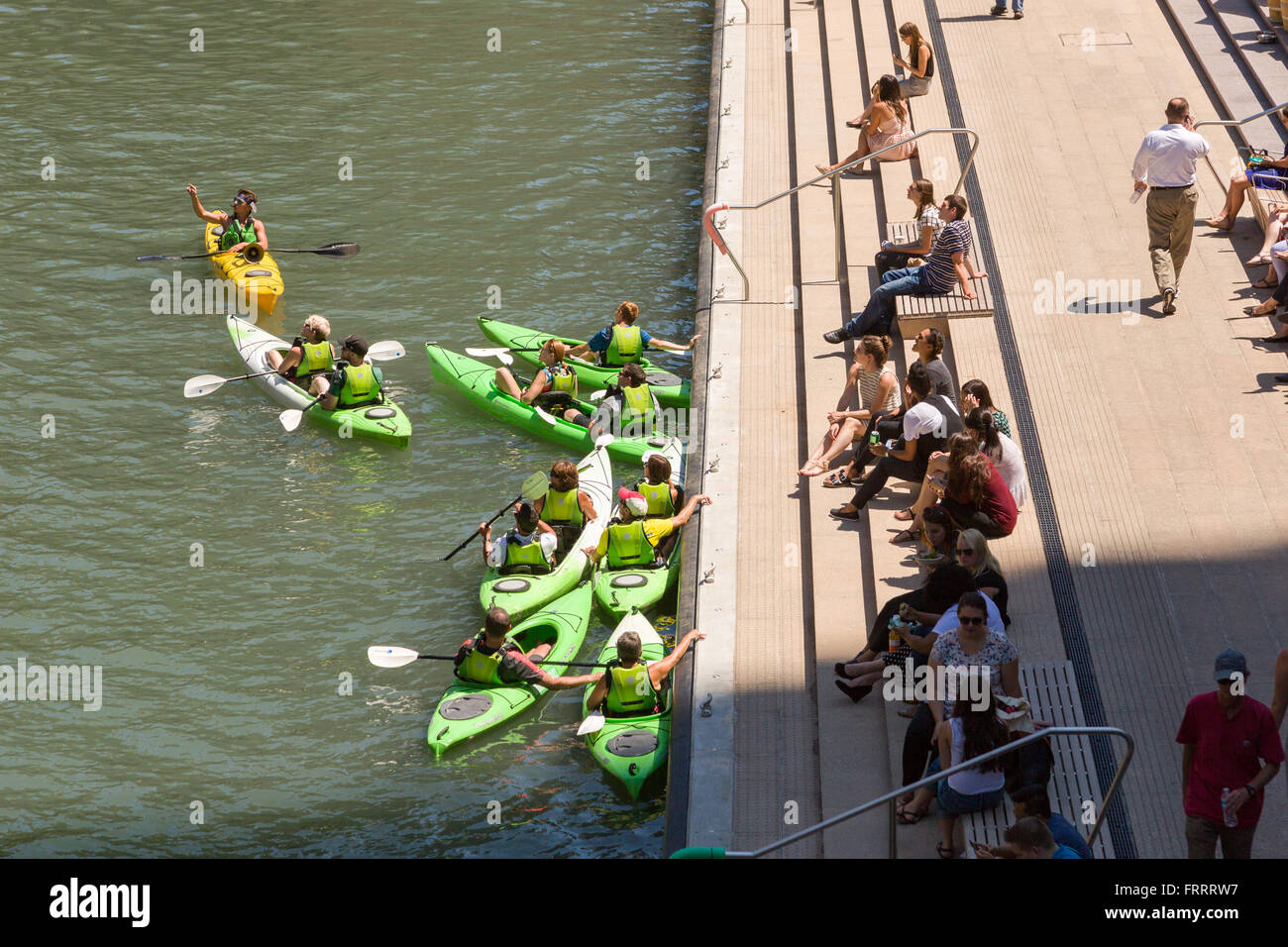 Les kayakistes sur la rivière Chicago s'arrêtent à la Riverwalk sur une journée d'été à Chicago, Illinois, USA Banque D'Images