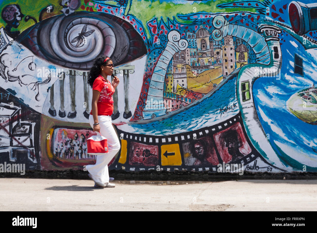 Dame cubaine marche dans la rue passé peint des murales sur mur à Callejon de Hamel, La Havane, Cuba, Antilles, Caraïbes, Amérique Centrale Banque D'Images