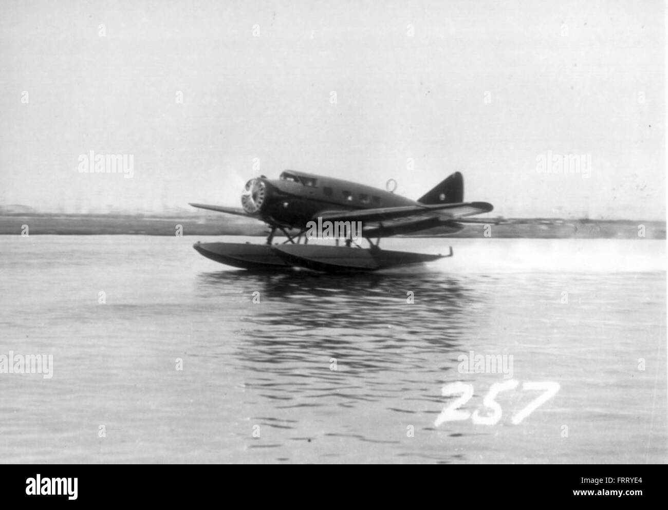 Un avion vintage capturé dans la collection Ray Wagner, reflétant les ...