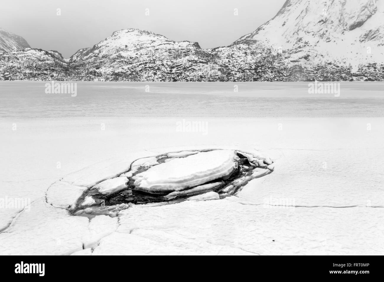 Lac Storvatnet devant le paysage de la montagne sur l'île de Lofoten Flakstadoy en hiver. Banque D'Images