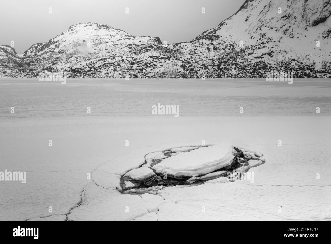 Lac Storvatnet devant le paysage de la montagne sur l'île de Lofoten Flakstadoy en hiver. Banque D'Images