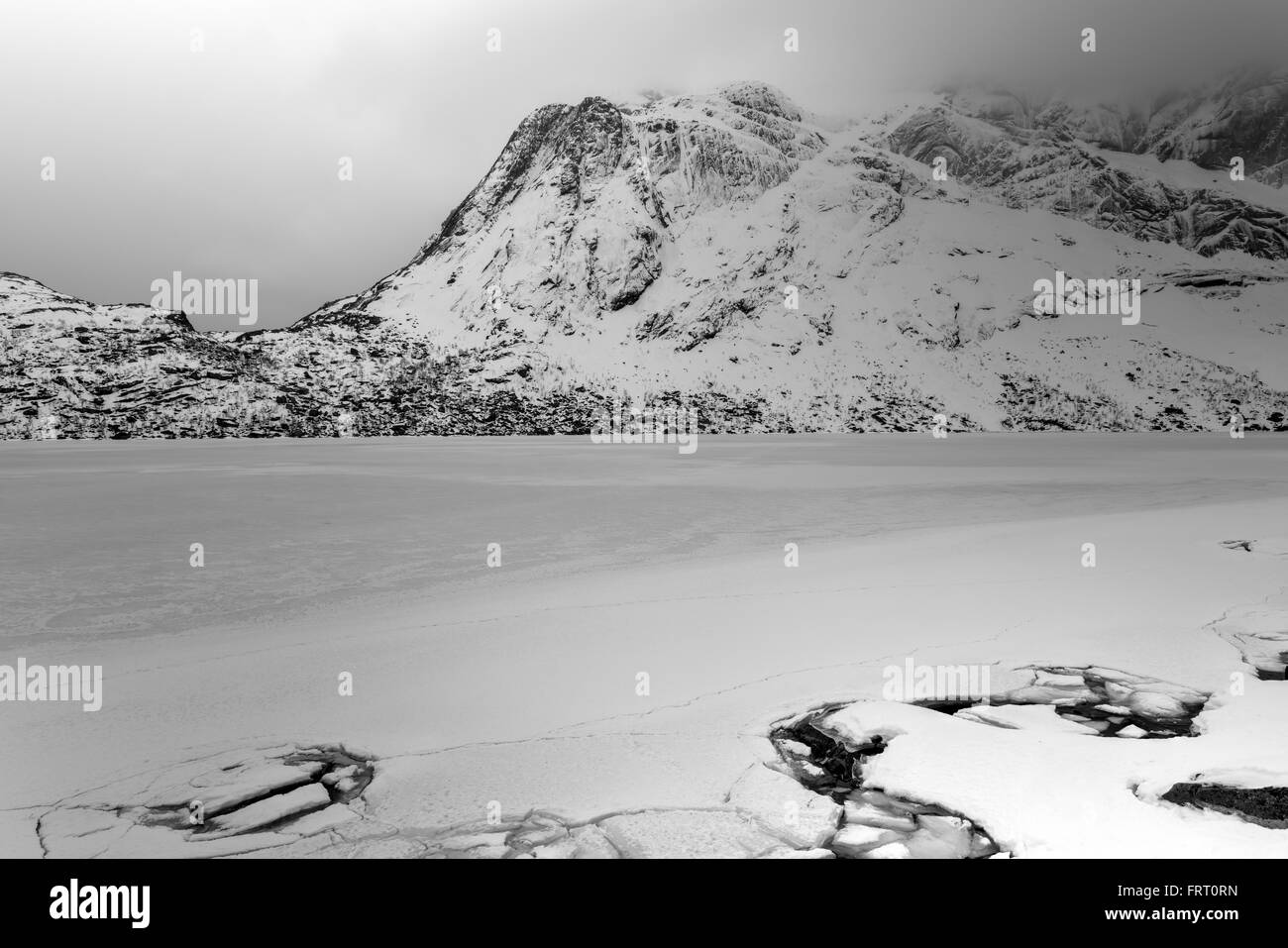 Lac Storvatnet devant le paysage de la montagne sur l'île de Lofoten Flakstadoy en hiver. Banque D'Images