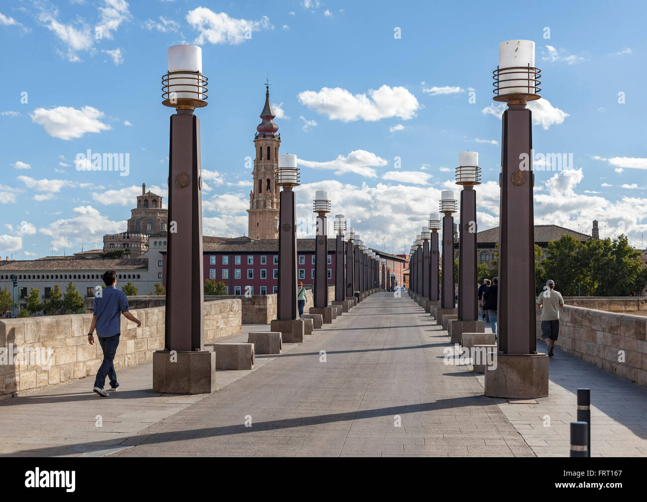Pont de zaragoza Banque de photographies et d’images à haute résolution