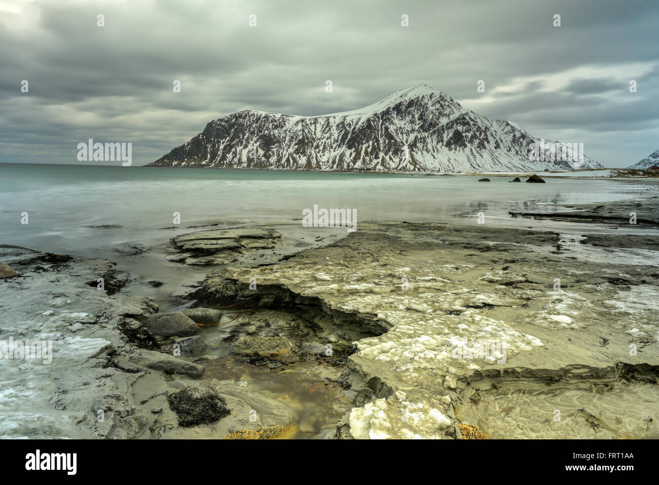 Skagsanden Beach dans les îles Lofoten, Norvège en hiver sur un jour nuageux. Banque D'Images