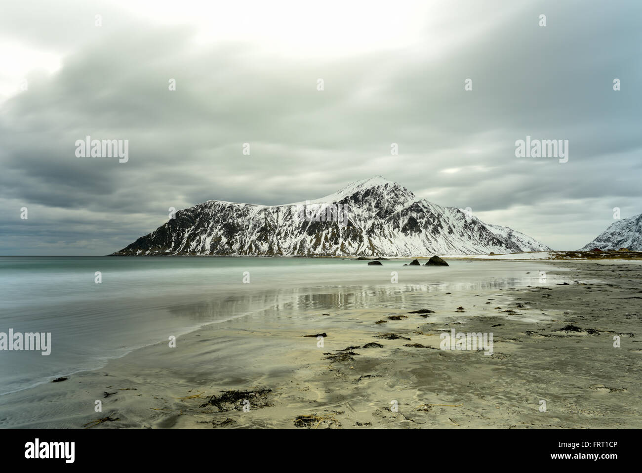 Skagsanden Beach dans les îles Lofoten, Norvège en hiver sur un jour nuageux. Banque D'Images
