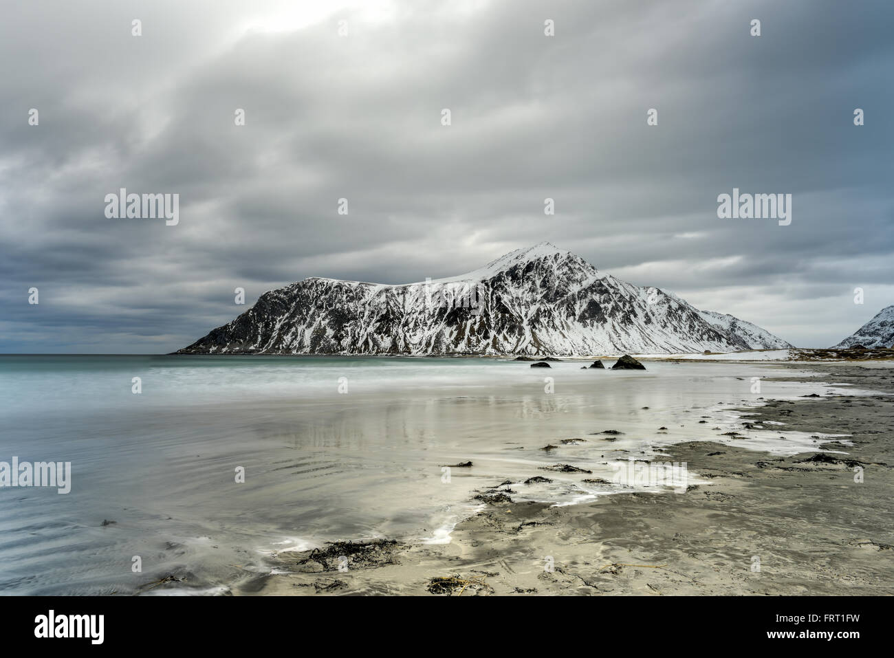 Skagsanden Beach dans les îles Lofoten, Norvège en hiver sur un jour nuageux. Banque D'Images