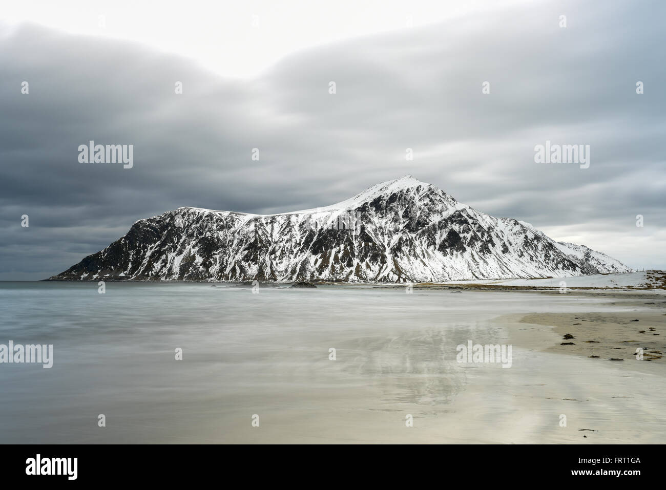 Skagsanden Beach dans les îles Lofoten, Norvège en hiver sur un jour nuageux. Banque D'Images