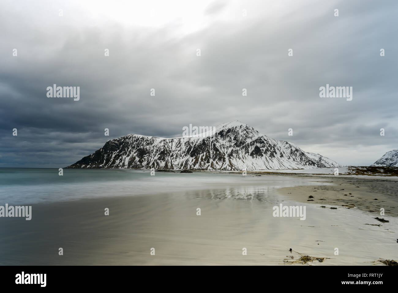 Skagsanden Beach dans les îles Lofoten, Norvège en hiver sur un jour nuageux. Banque D'Images