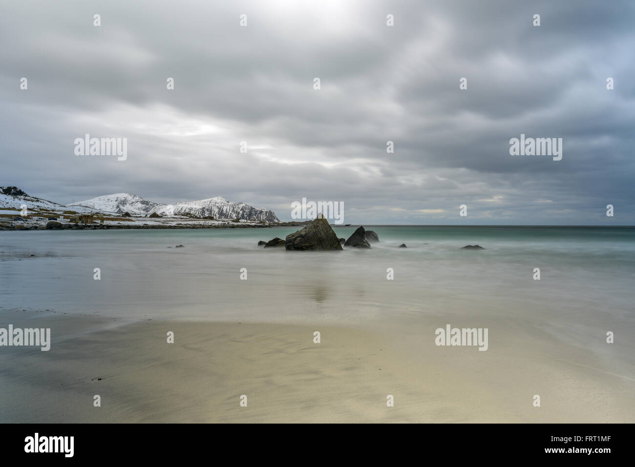 Skagsanden Beach dans les îles Lofoten, Norvège en hiver sur un jour nuageux. Banque D'Images