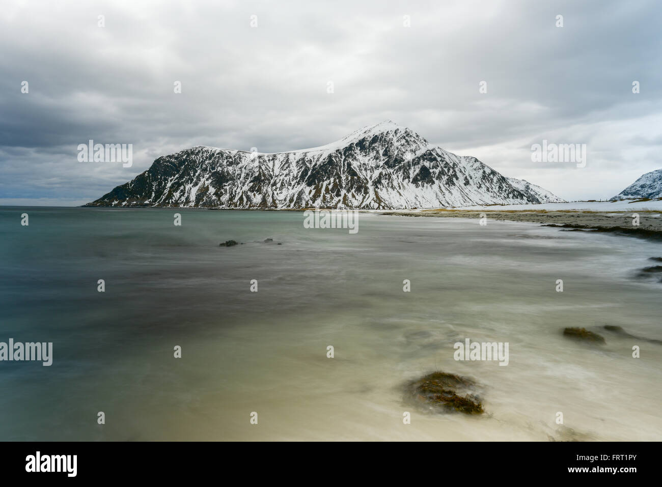 Skagsanden Beach dans les îles Lofoten, Norvège en hiver sur un jour nuageux. Banque D'Images