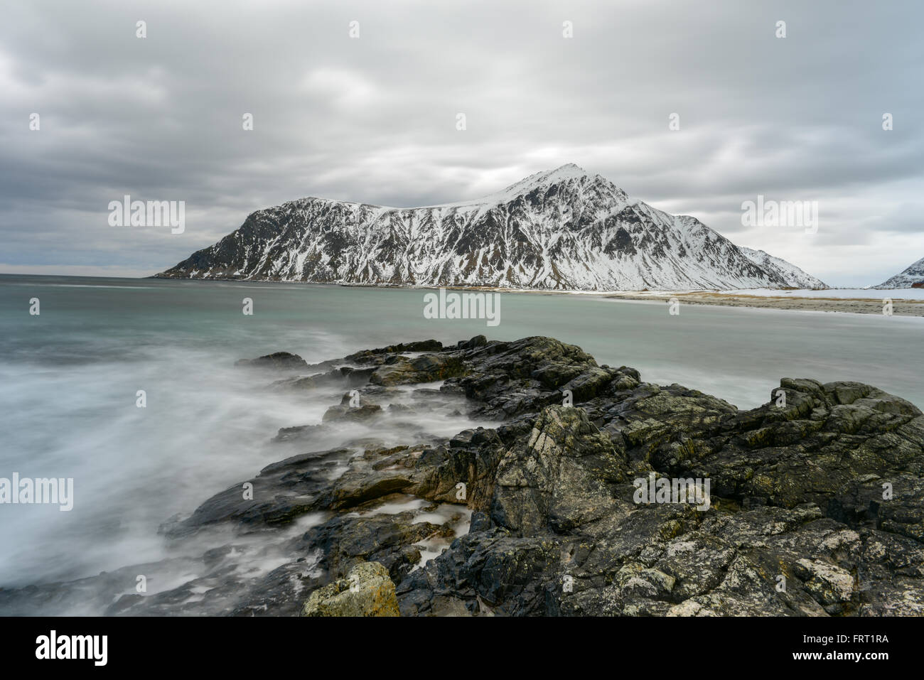 Skagsanden Beach dans les îles Lofoten, Norvège en hiver sur un jour nuageux. Banque D'Images