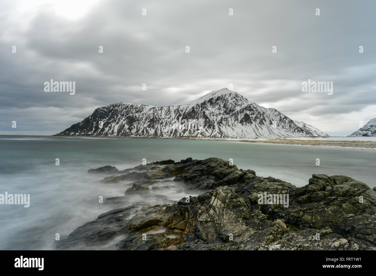 Skagsanden Beach dans les îles Lofoten, Norvège en hiver sur un jour nuageux. Banque D'Images