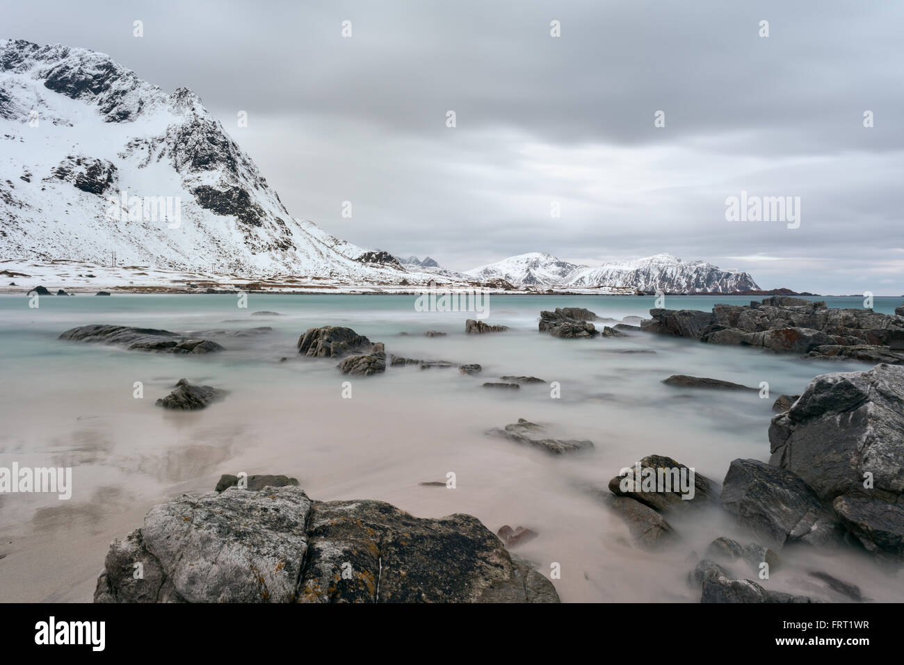 Skagsanden Beach dans les îles Lofoten, Norvège en hiver sur un jour nuageux. Banque D'Images