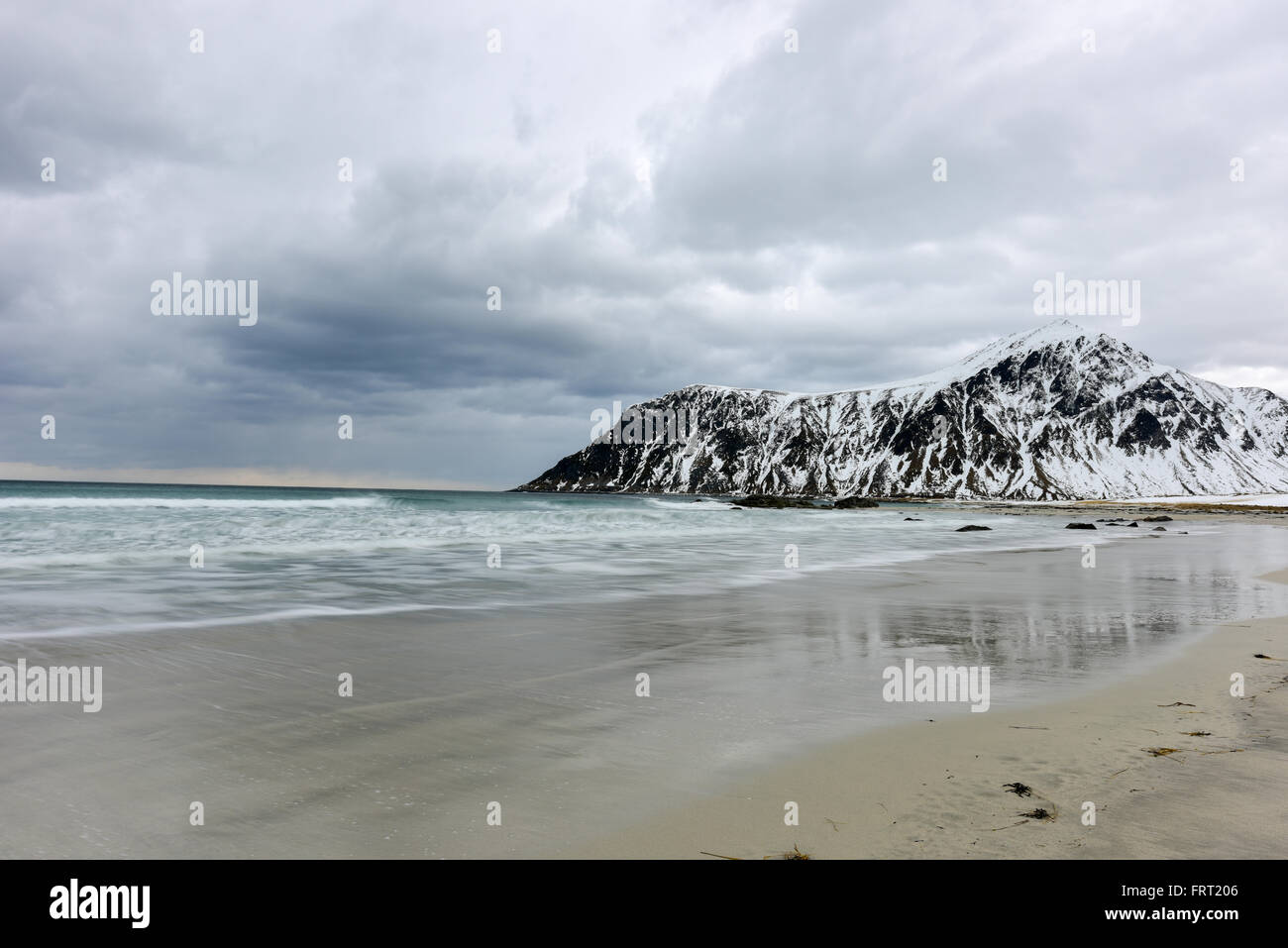 Skagsanden Beach dans les îles Lofoten, Norvège en hiver sur un jour nuageux. Banque D'Images