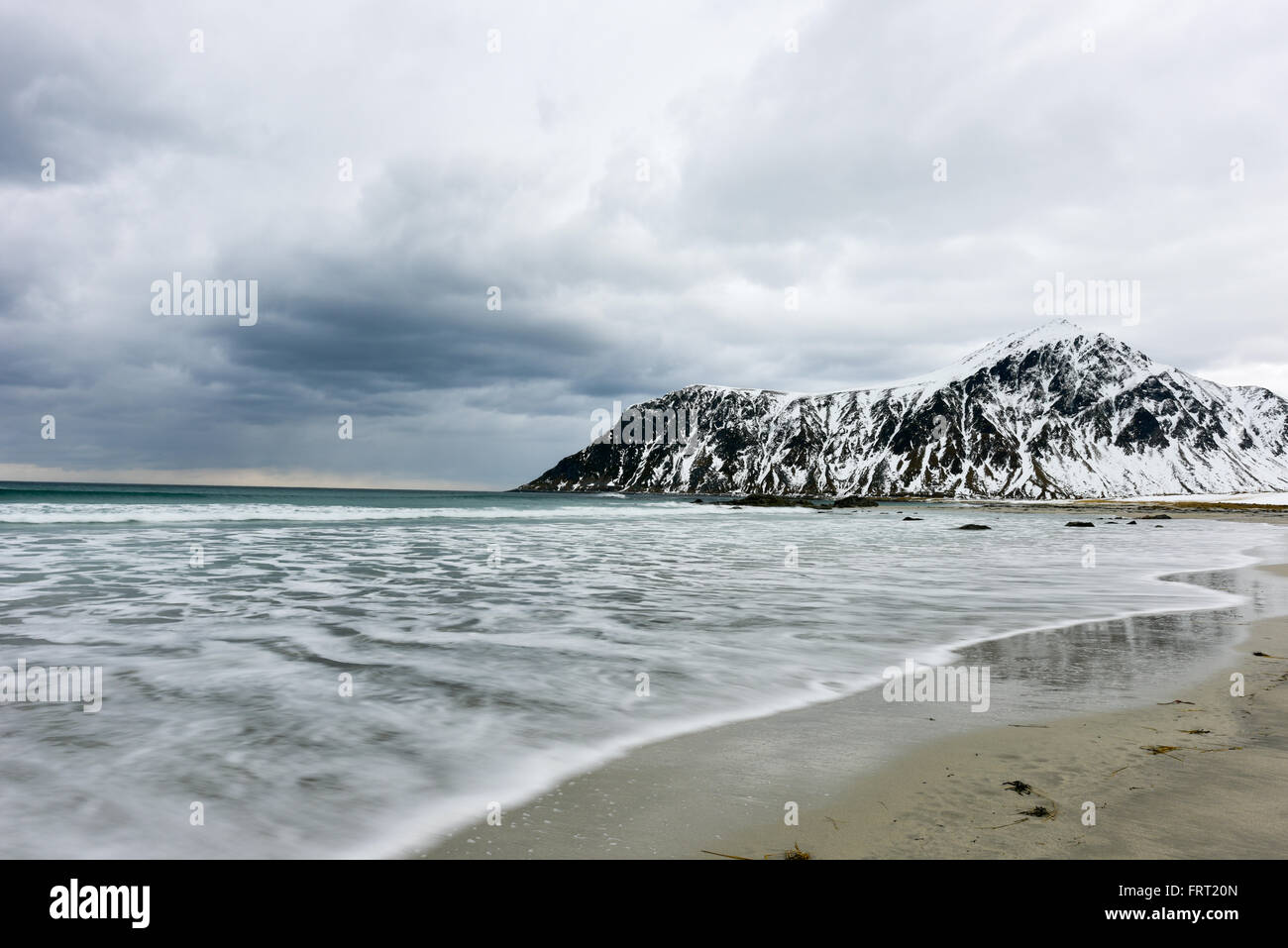 Skagsanden Beach dans les îles Lofoten, Norvège en hiver sur un jour nuageux. Banque D'Images