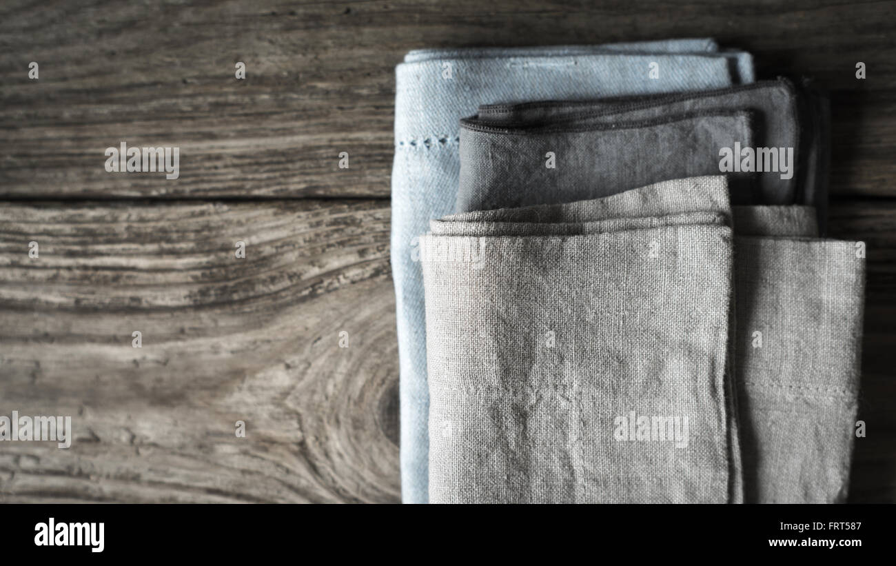Set de serviettes sur la table en bois Banque D'Images