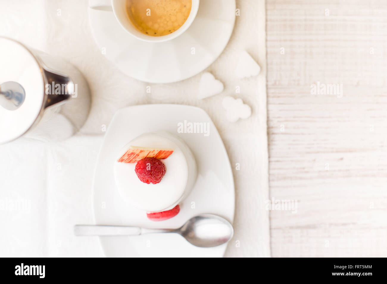 Gâteau blanc à la framboise et café Banque D'Images