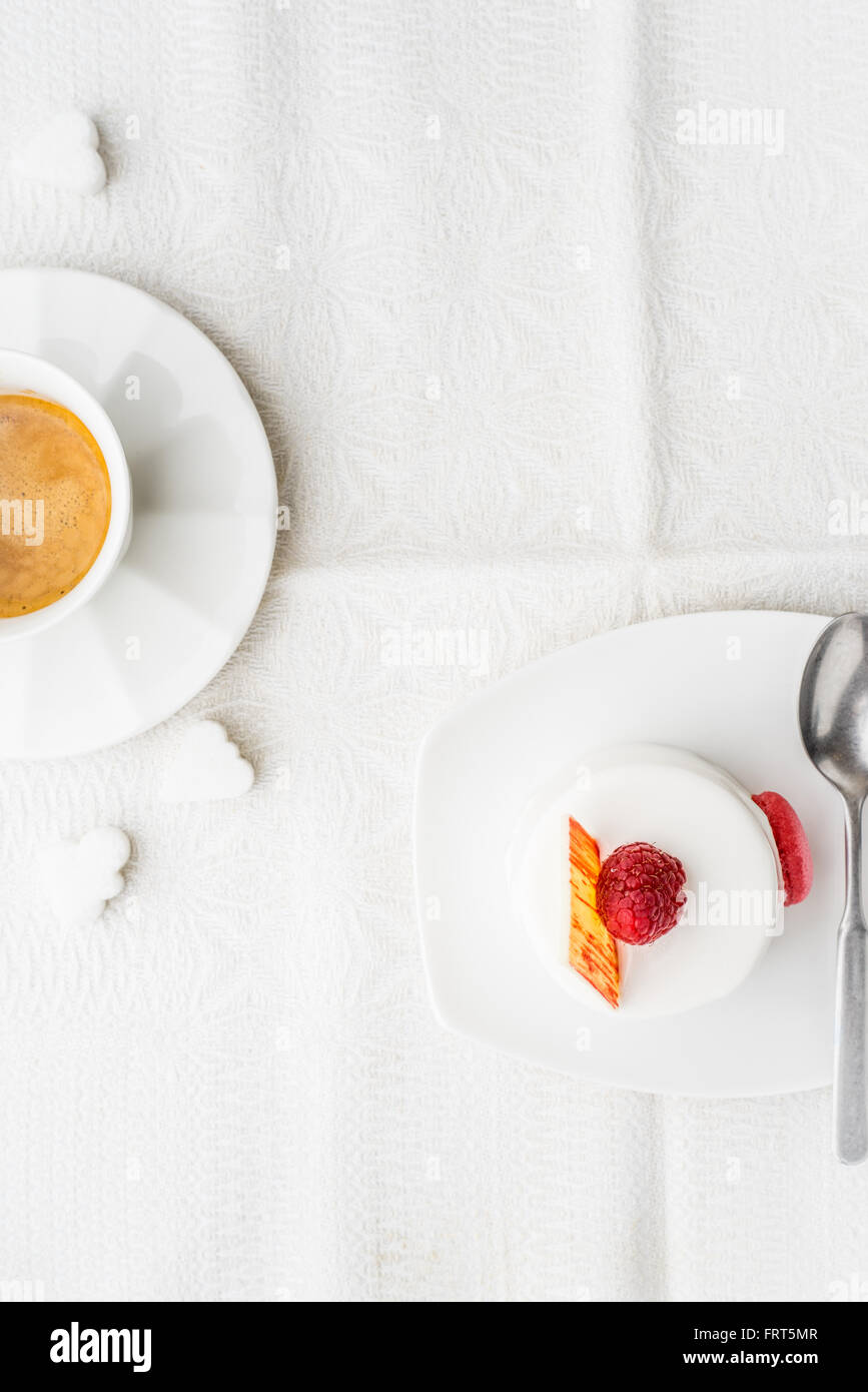 Gâteau blanc à la framboise et vertical café Banque D'Images