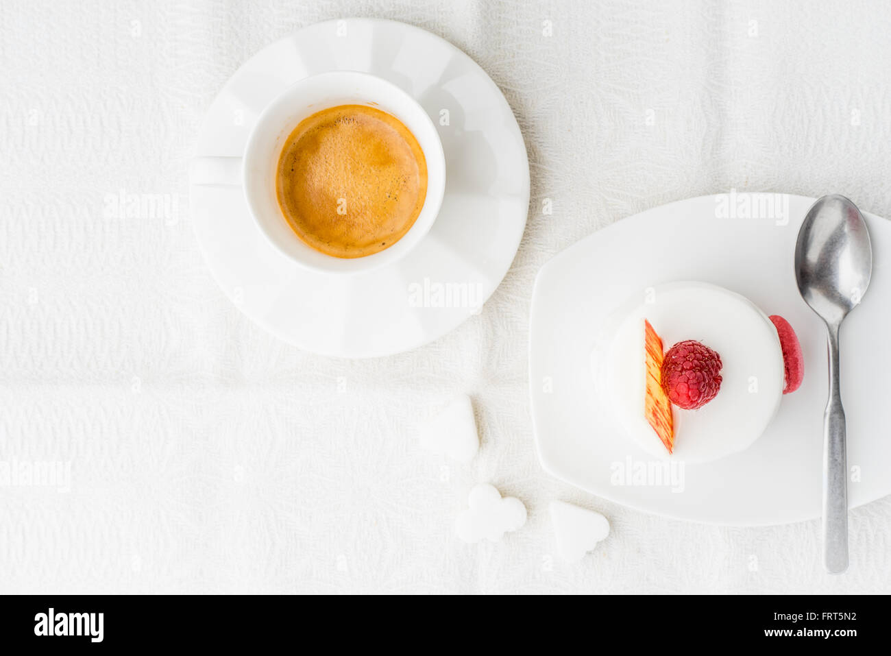 Gâteau blanc à la framboise et horizontale café Banque D'Images