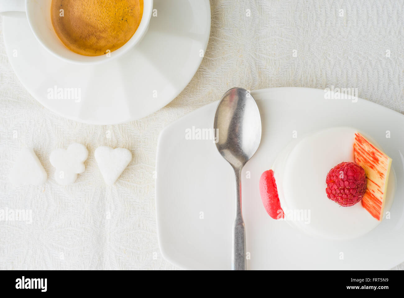 Gâteau blanc à la framboise et une vue de dessus Banque D'Images