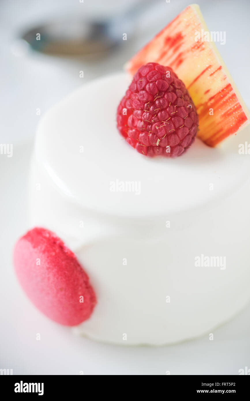 Gâteau blanc vertical de framboise Banque D'Images