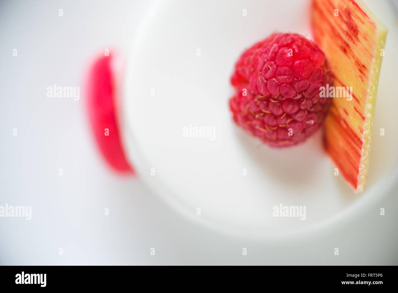 Gâteau blanc à la framboise close-up Banque D'Images