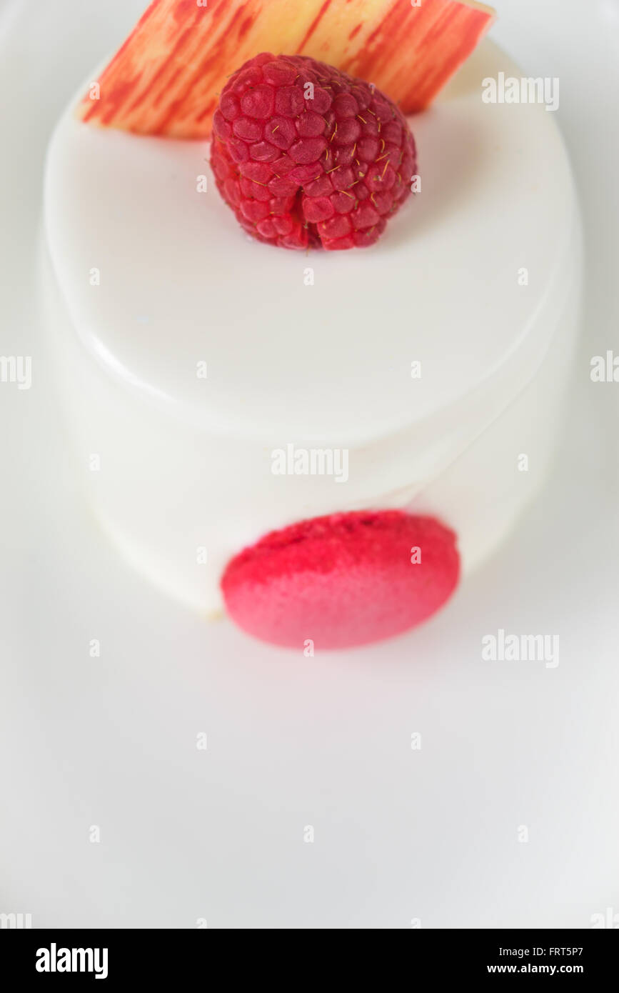 Gâteau blanc à la framboise Banque D'Images