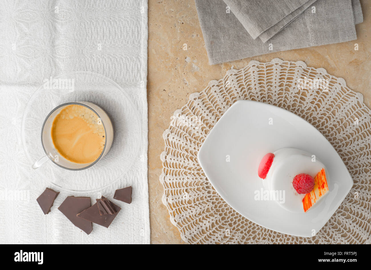 Gâteau blanc à la framboise, café et chocolat top view Banque D'Images