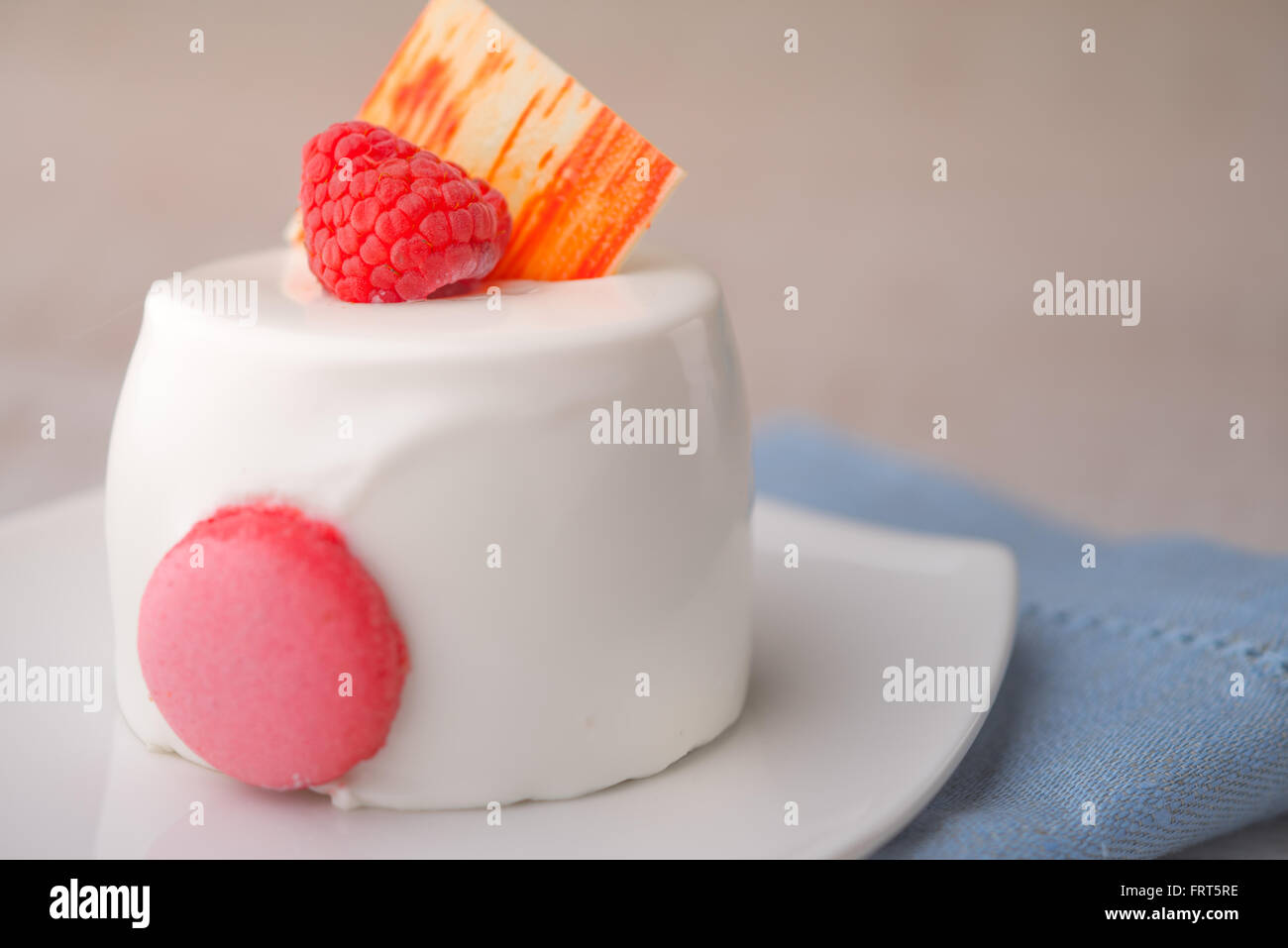 Gâteau blanc à la framboise sur la serviette bleu Banque D'Images