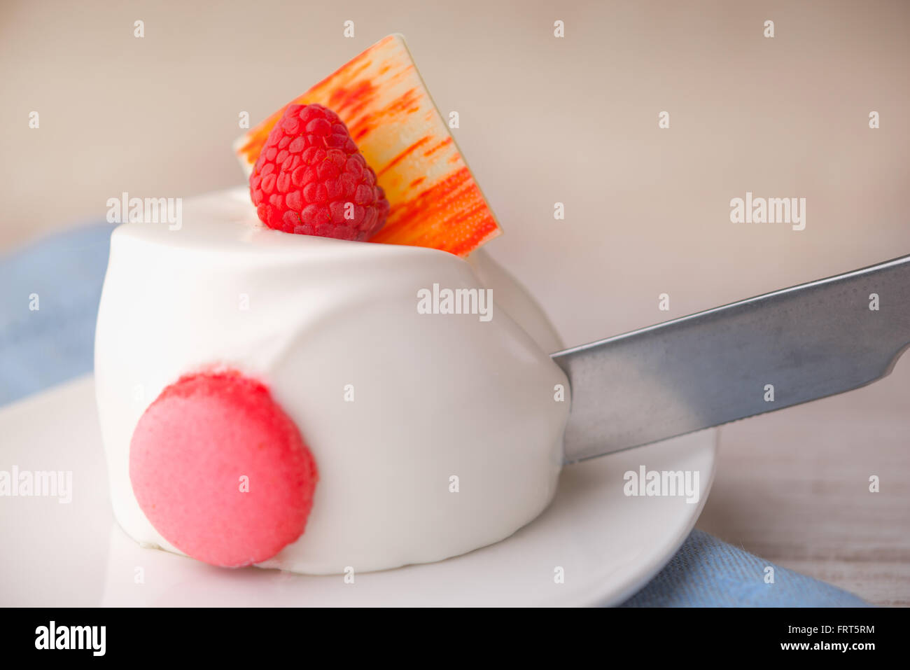 Couper le gâteau blanc à la framboise Banque D'Images